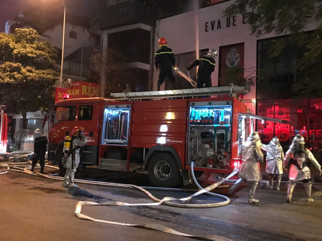Cháy lớn trên phố Trần Duy Hưng Cháy lớn trên phố Trần Duy Hưng